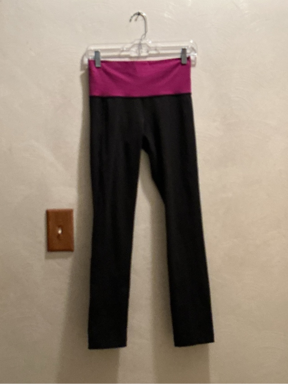 lululemon athletica Black Leggings with Magenta Waistband. Size 4. Waist: 26ā
